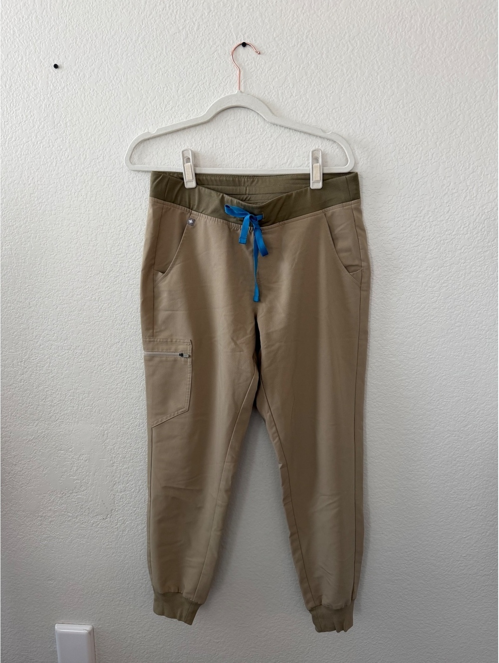 FIGS scrubs khaki sandstorm Zamora jogger bottoms Size M